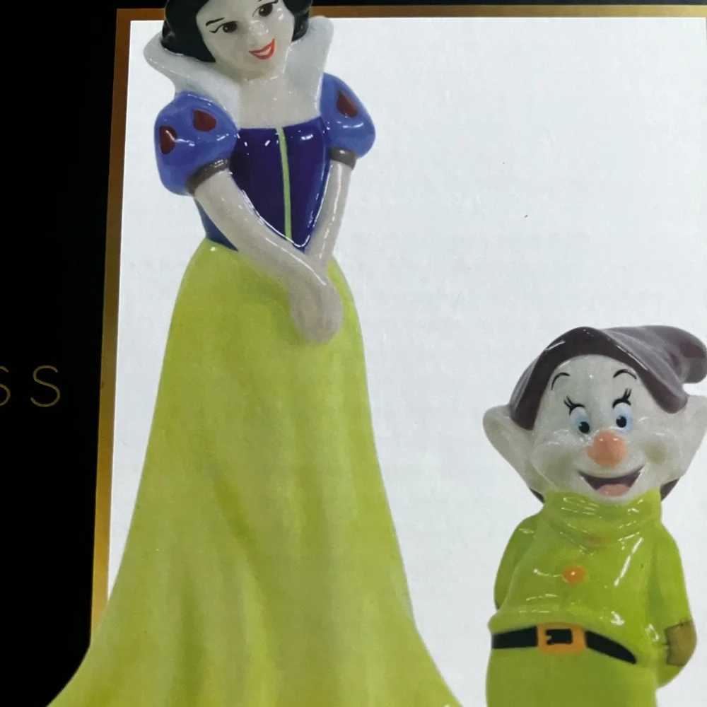 Disney, Snow White and Dopey Salt and Pepper Shakers NEW